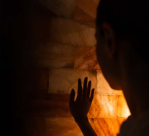 Ragazza entra in doccia