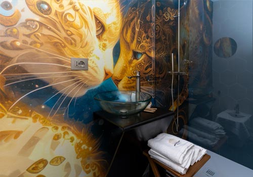 Coppia fa colazione in camera